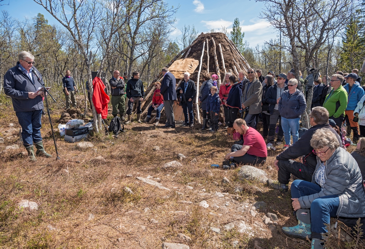 Åpning av Daniel Mortensons vinterboplass ved Kjerran på Valdalsfjellet i Engerdal, Hedmark 2/6 2017. Avdelingsdirektør Jan Hoff Jørgensen ved Glomdalsmuseet holder tale. Gamme reist i forbindelse med markeringen av 100-års jubileet for samenes første landsmøte, og åpningen inngikk i jubileumsfeiringen på Elgå 2.-4. juni 2017. Daniel Mortenson (1860-1924). Tråante 2017. Til åpningen kom over 200 personer. Boplassen består av en vintergamme med kåva og et bur i tømmer. Samisk kultur og historie.