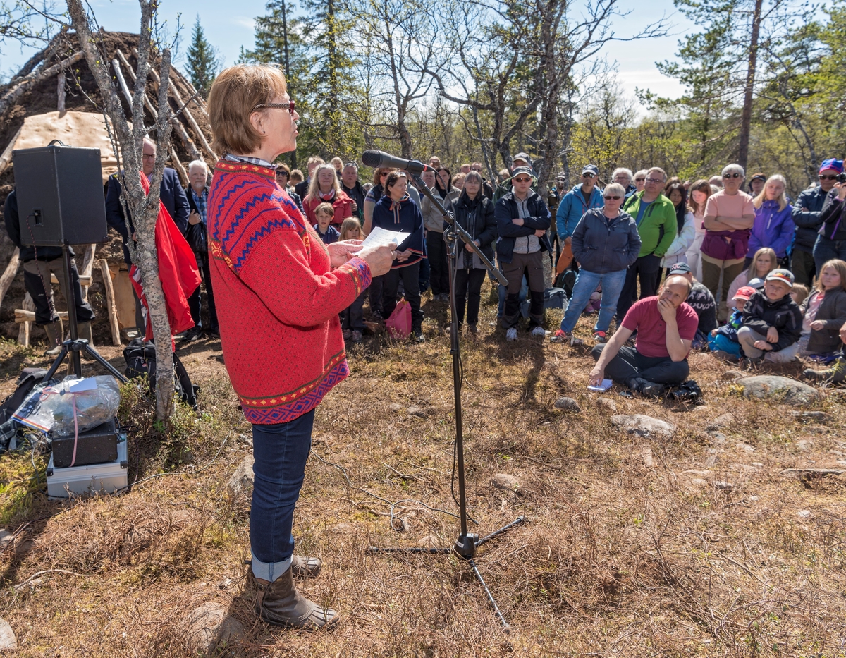 Åpning av Daniel Mortensons vinterboplass ved Kjerran på Valdalsfjellet i Engerdal, Hedmark 2/6 2017. Marie Kristine Lorentzen (født Mortensson fra Svahken Sijte) holder tale. Gamme reist i forbindelse med markeringen av 100-års jubileet for samenes første landsmøte, og åpningen inngikk i jubileumsfeiringen på Elgå 2.-4. juni 2017. Daniel Mortenson (1860-1924). Tråante 2017. Til åpningen kom over 200 personer. Boplassen består av en vintergamme med kåva og et bur i tømmer. Samisk kultur og historie.