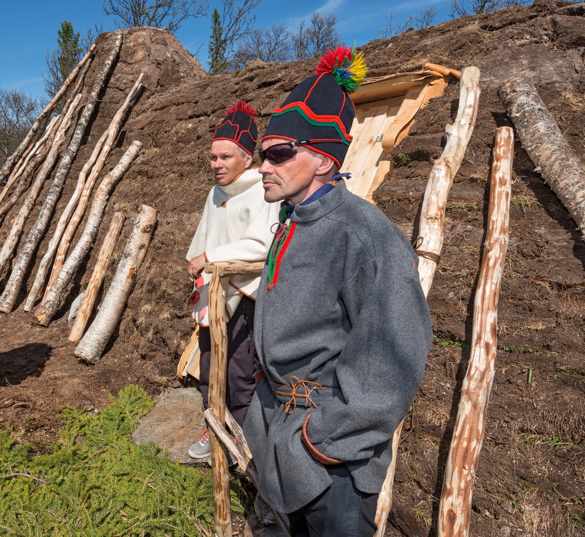 Åpning av Daniel Mortensons vinterboplass ved Kjerran på Valdalsfjellet i Engerdal, Hedmark 2/6 2017. Gamme reist i forbindelse med markeringen av 100-års jubileet for samenes første landsmøte, og åpningen inngikk i jubileumsfeiringen på Elgå 2.-4. juni 2017. Daniel Mortenson (1860-1924). Tråante 2017. Til åpningen kom over 200 personer. Boplassen består av en vintergamme med kåva og et bur i tømmer. T.v. Jon Anders Mortensson og Mats Mortensson (t.h.). Samisk kultur og historie.