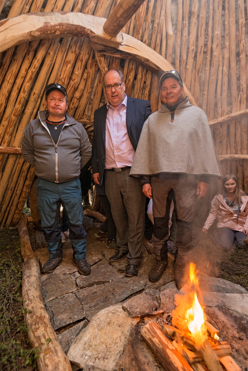 Åpning av Daniel Mortensons vinterboplass ved Kjerran på Valdalsfjellet i Engerdal, Hedmark 2/6 2017. Gamme reist i forbindelse med markeringen av 100-års jubileet for samenes første landsmøte, og åpningen inngikk i jubileumsfeiringen på Elgå 2.-4. juni 2017. Daniel Mortenson (1860-1924). Tråante 2017. Til åpningen kom over 200 personer. Boplassen består av en vintergamme med kåva og et bur i tømmer. Interiør i gamma. Fra venstre byggeleder John Kristian Jåma, fylkesrådsleder Per-Gunnar Sveen og  Lars Ivar Danielsen. Samisk kultur og historie.