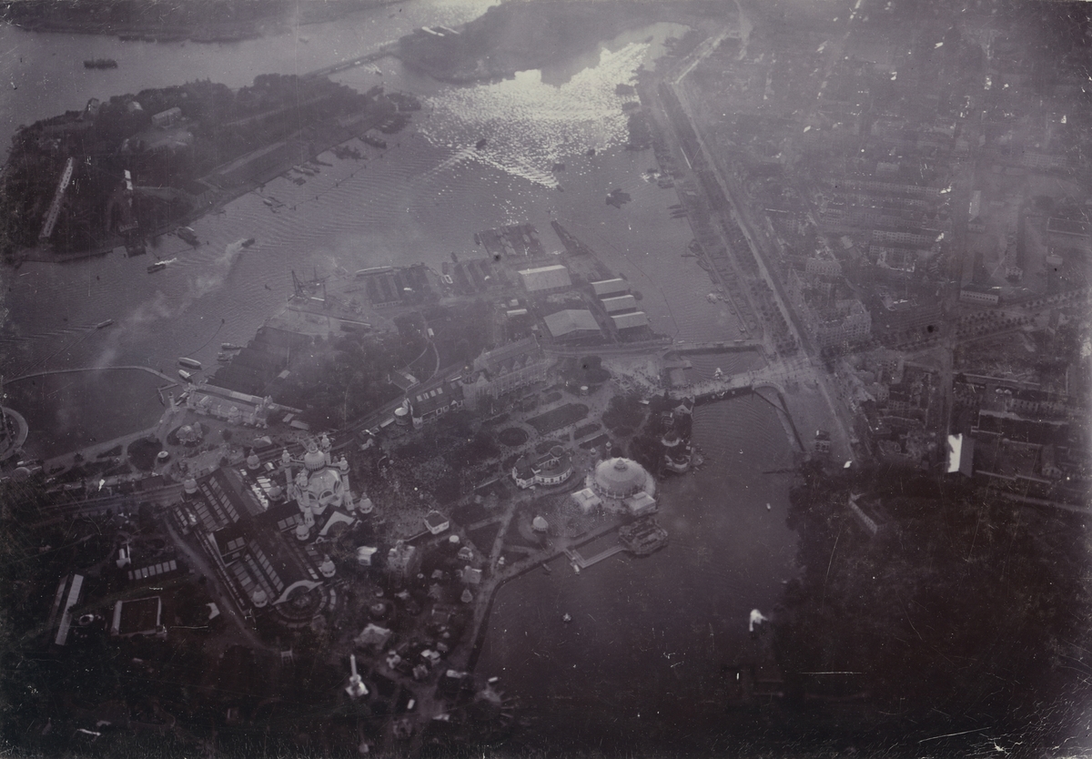 Stockholmsutställningen 1897 (Allmänna Konst-och Industriutställningen 1897) på Djurgården, Stockholm, ballongfoto från 300 m höjd.