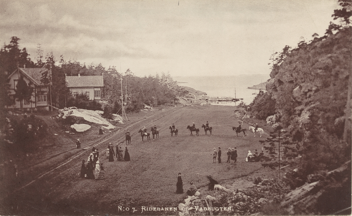 Motiv troligen från norska Hankø i Oslofjorden. Märkt: "No 7. Ridebanen og Vadbugten".