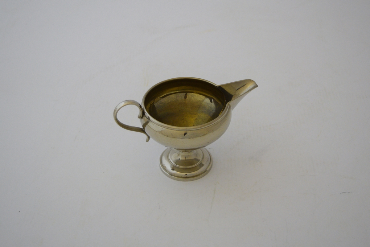 Kaffesett i sølvplett. Består av kaffekanne, fløtemugge, sukkerskål og brett. Inngravert takkehilsen til familien som i mars 1924 tok i mot ferdafolk og tjenestemenn fra Setesdalsbanen. Det herjet et veldig snøvær i Sør-Norge. Toget fra Byglandsfjord kl 05:45 hadde store utfordringer nedover mot Kristiansand. Ved Homevassevja ble det helt stopp på grunn av de store snømengdene. Her lå det ett eneste hus, vokterboligen hvor familien Bjørndal bodde. De var vant til å snø inne, og hadde ekstra forråd av mel og poteter. De tok i mot 20 mennesker fra det innesnødde toget, og serverte dem mat i tre dager fram til ryddemannskapene hadde spadd ut toget. I takknemlinghet ble det samlet inn penger, 60 kroner, og dette settet ble kjøpt inn og takkehilsen gravert inn. Historien var omtalt i boken "Fra gamp til damp" og noen år senere ble kaffesettet gitt i gave til museumsjernbanen.