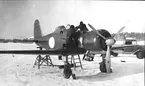 F6 Karlsborg feb. 1940. Fiat G50. Skottställning och prov med vapeninstr. Flygplanet riktat ut mot Vättern. Hangaren i bakgrunden. Albumet är en del av en donation från Karl-Axel Hansson, Karlsborg. Förteckning över hela donationen finns i albumet samt som Word-dokument.