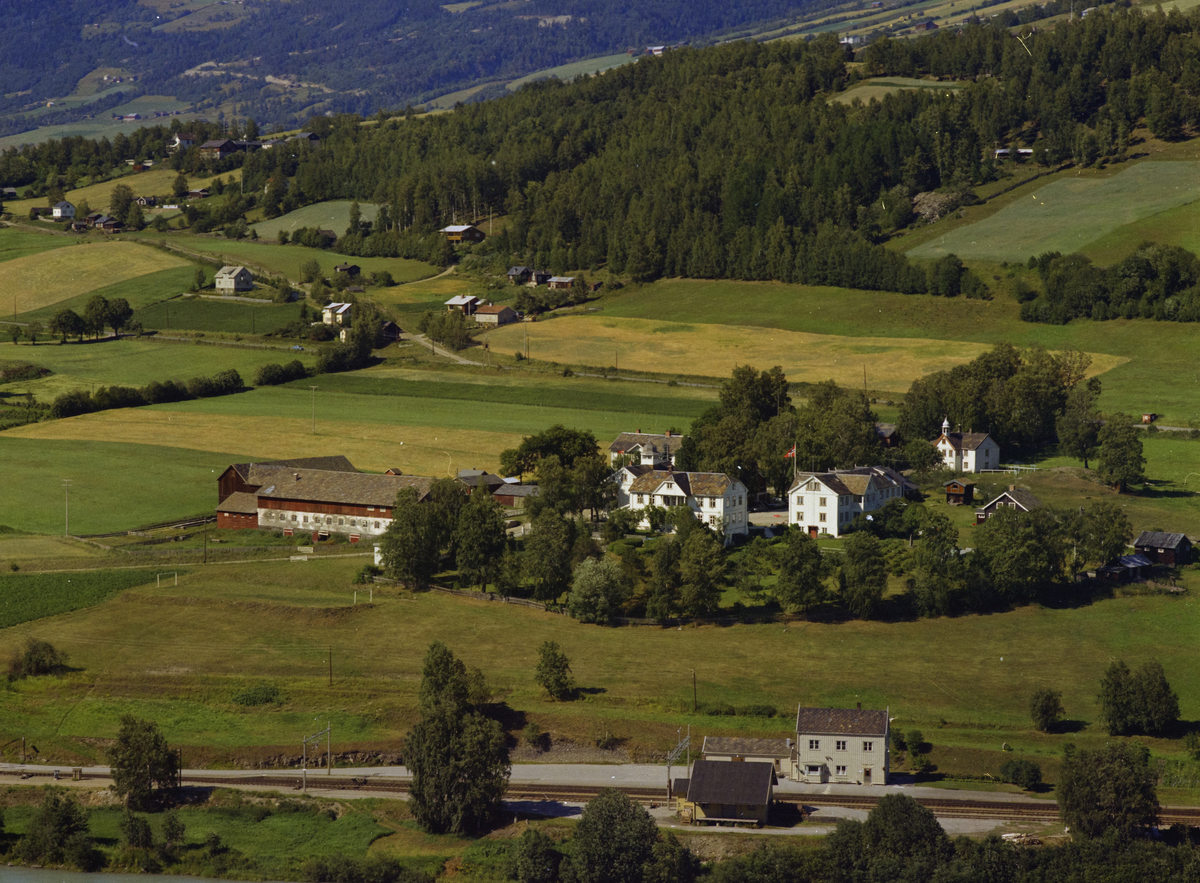 Sør-Fron, Hundorp. Hundorp stasjon og Hundorp gård og Gudbrandsdalens folkehøgskule.