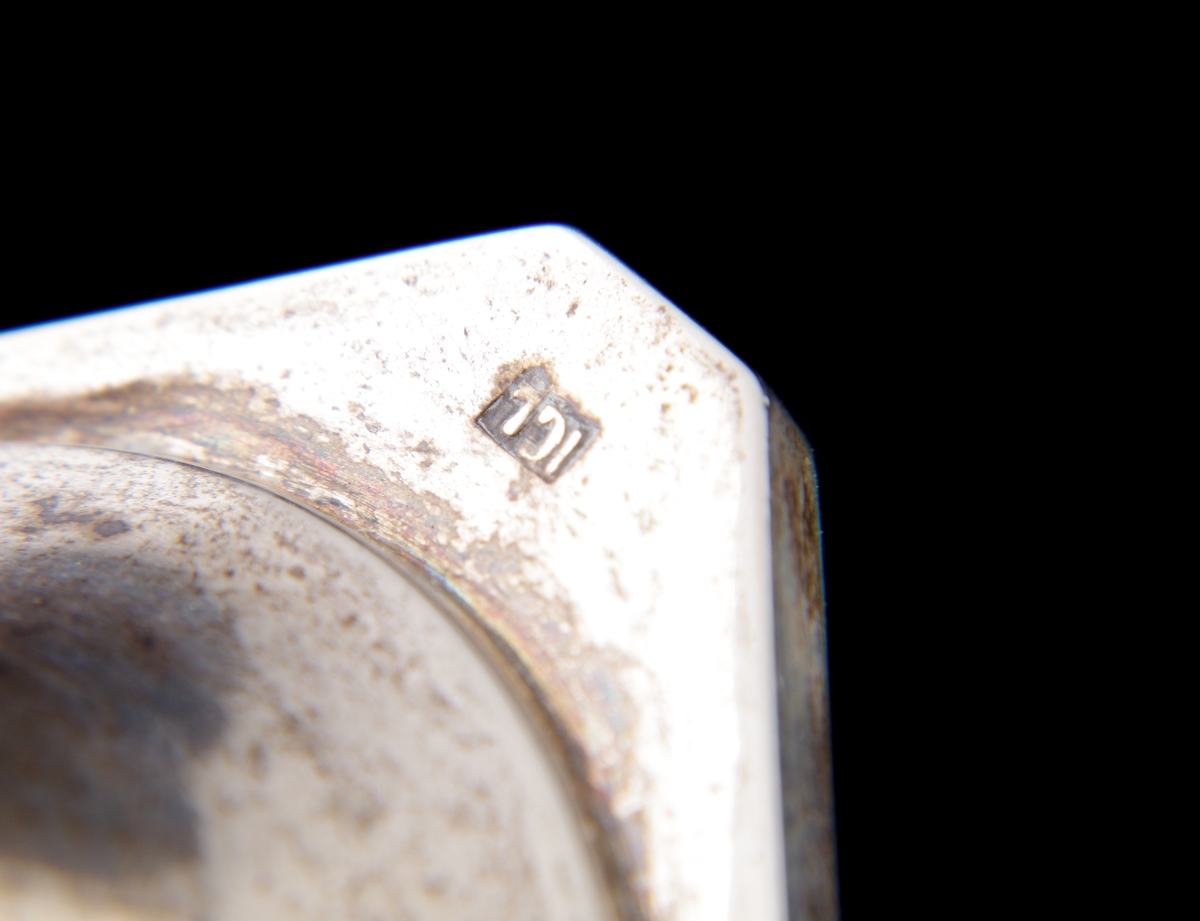 Supkalk i silver.
Enkel, slät modell. Förgylld invändigt. Fyrkantig fot med avfasade hörn. 
Stämplar undertill (i alla fyra hörn).