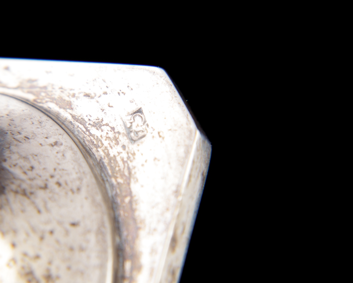 Supkalk i silver.
Enkel, slät modell. Förgylld invändigt. Fyrkantig fot med avfasade hörn. 
Stämplar undertill (i alla fyra hörn).