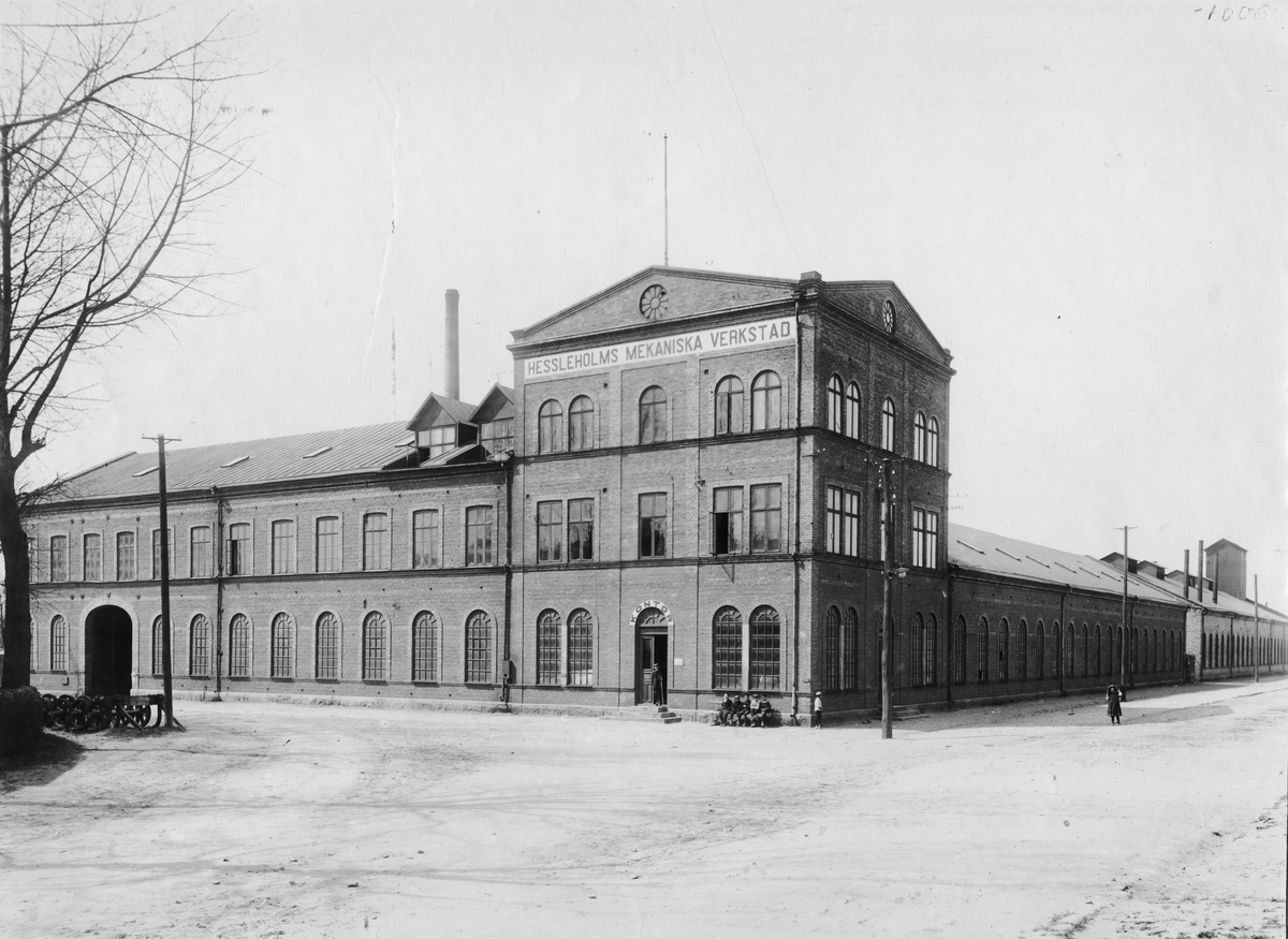 Vy av verkstadens byggnader vid AB Hässleholms Verkstäder, 1917. Före branden 1930.