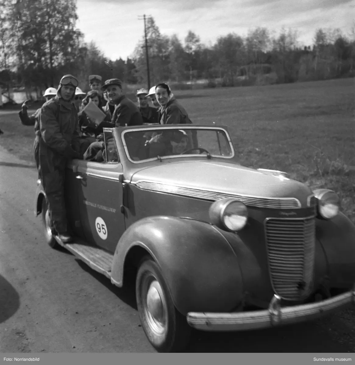 Massor av publik då flygdagen anordnades på Midlanda. Färjan till Skeppsholmen fick gå i skytteltrafik.
