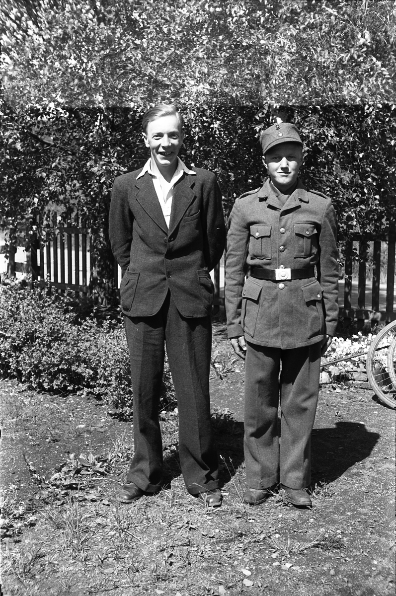 Helfigurs portrett av Ivar Tallerud og Thorleif Myrland, sistnevnte iført uniform, trolig Arbeidstjenestens (AT). Tre bilder, det første av de to sammen.