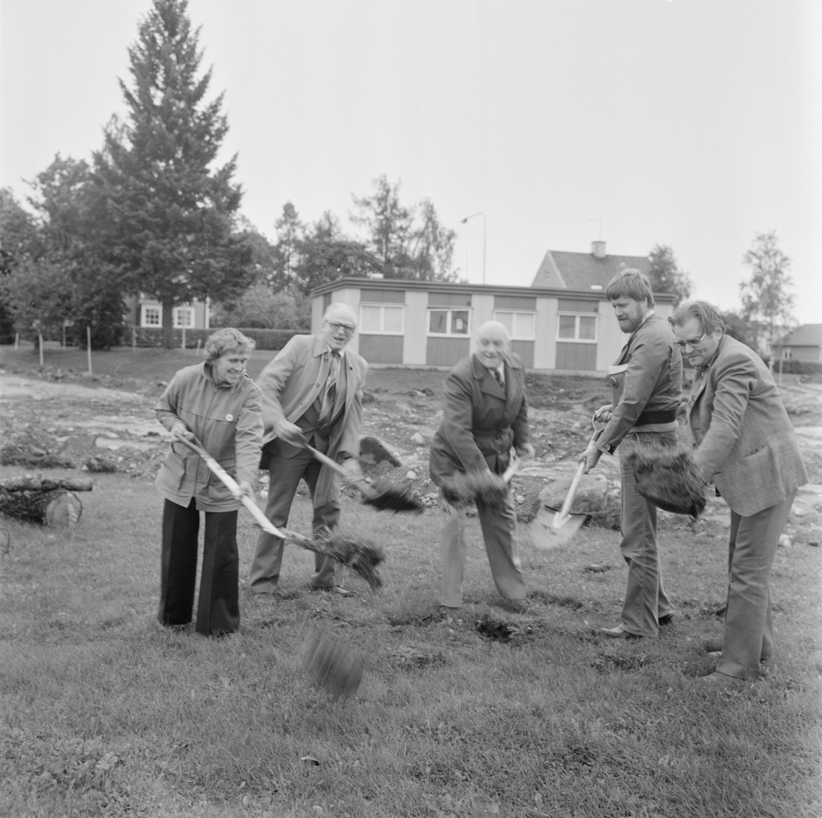 Första spadtag till Servicehus i Gimo, Skäfthammar socken, Uppland, september 1979