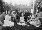 Tonsättare Ruben Liljefors med familjen. Kaffepaus på gräsmattan ute i trädgården, sannolikt i Sverige