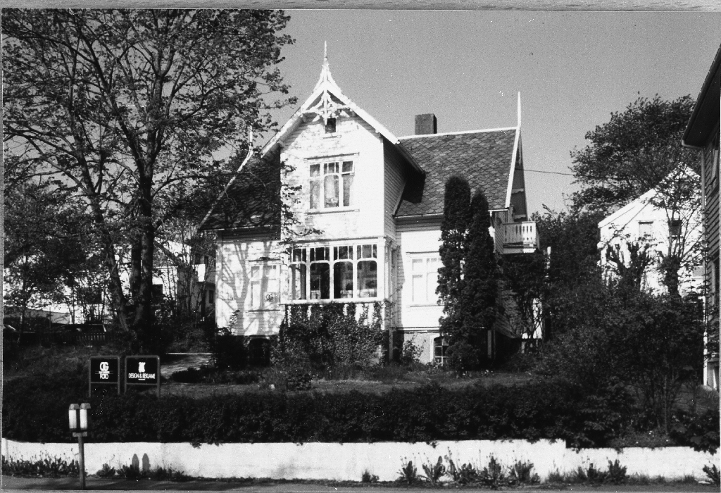 Bryne brnr. 123 kalla "Elverhøy" Eigar i mange år var Fredrik Emanuelsen Haugstad. Olav Garborg (18.4.1937 - ) hadde fotoatelier der i eindel år på 1990-talet.