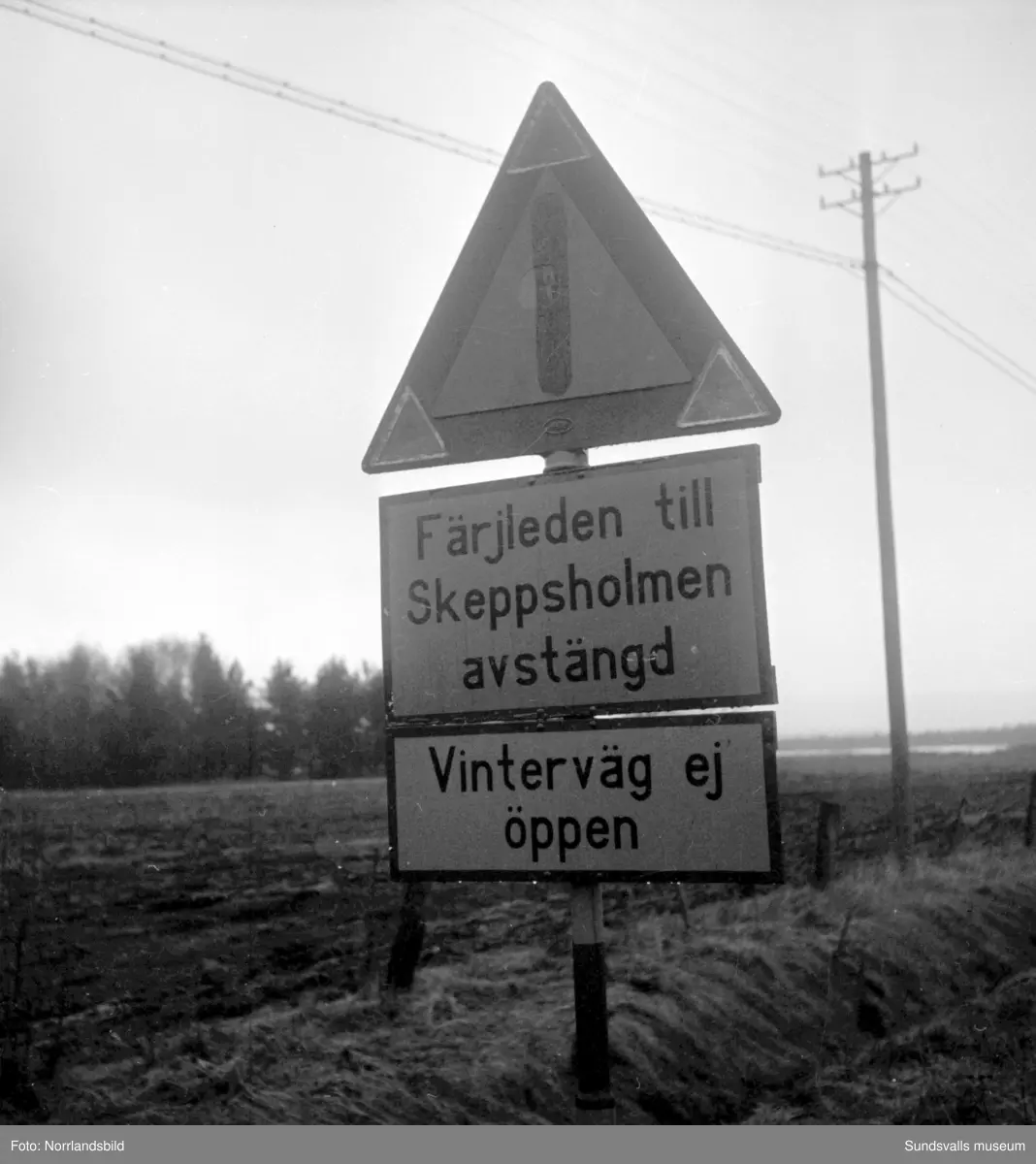 Isläget ställer till det för flygresenärerna som ska åka från Midlanda. Då varken färja eller isväg finns att tillgå så återstår roddbåt för att ta sig över till Skeppsholmen och sedan får sällskapet promenera vidare fram till terminalen. Passagerare den här gången är bland annat SCA-direktören Axel Enström och hans hustru Lisa.