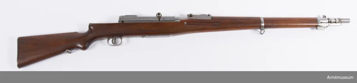 Försöksmodell med plats för 6 patroner i magasinet.

Enligt kinesiska gästers tolkning står på pipan "Arméns vapen- tillverknings verkstad i Hanyang"./1984-12-17 EW.

På baksidan av bilagan står antecknat med blyerts: "Uppfinnare: Liu Tsching En, generalmajor i Kinesiska armén,  Hanyang arsenal. Gevärsfaktori för tillverkning av 100 gevär om dagen med alla  tillhörande maskiner etc. tillverkades 1914-17 av Pratt &  Whitney Machine Co, Hartford, Conn. Ingeniör A.E. Larsson, Edeskvarna, Lyckåsgård. Geväret hopsatt av provdelar direkt från maskinerna." 

I kolven rengöringsverktyg.

Geväret isärplockat och ihopsatt 2018-01-12 på Armémuseum i studiesyfte.