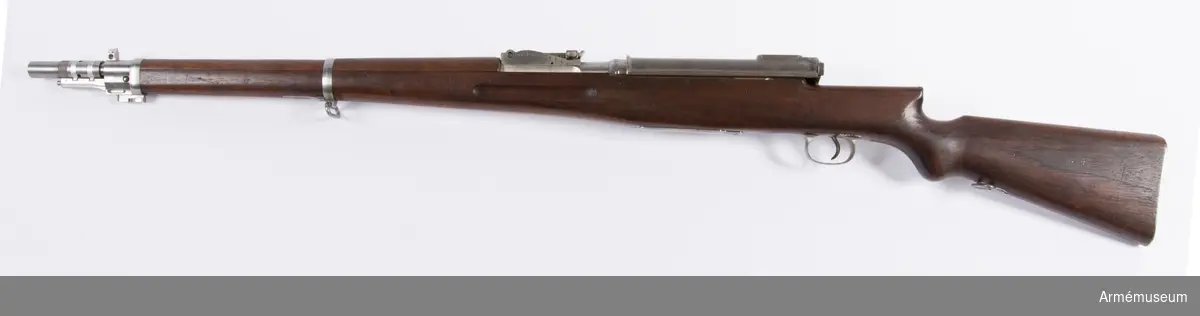 Försöksmodell med plats för 6 patroner i magasinet.

Enligt kinesiska gästers tolkning står på pipan "Arméns vapen- tillverknings verkstad i Hanyang"./1984-12-17 EW.

På baksidan av bilagan står antecknat med blyerts: "Uppfinnare: Liu Tsching En, generalmajor i Kinesiska armén,  Hanyang arsenal. Gevärsfaktori för tillverkning av 100 gevär om dagen med alla  tillhörande maskiner etc. tillverkades 1914-17 av Pratt &  Whitney Machine Co, Hartford, Conn. Ingeniör A.E. Larsson, Edeskvarna, Lyckåsgård. Geväret hopsatt av provdelar direkt från maskinerna." 

I kolven rengöringsverktyg.

Geväret isärplockat och ihopsatt 2018-01-12 på Armémuseum i studiesyfte.