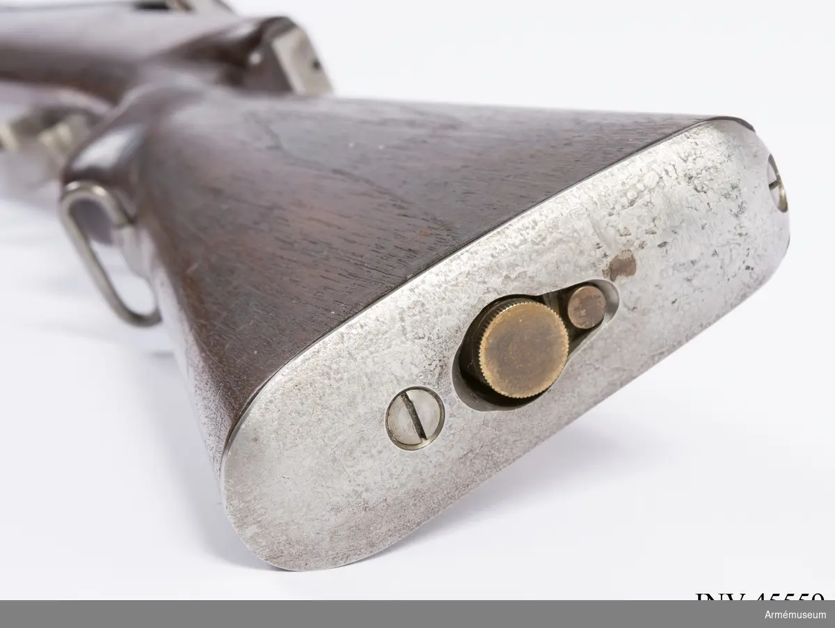 Försöksmodell med plats för 6 patroner i magasinet.

Enligt kinesiska gästers tolkning står på pipan "Arméns vapen- tillverknings verkstad i Hanyang"./1984-12-17 EW.

På baksidan av bilagan står antecknat med blyerts: "Uppfinnare: Liu Tsching En, generalmajor i Kinesiska armén,  Hanyang arsenal. Gevärsfaktori för tillverkning av 100 gevär om dagen med alla  tillhörande maskiner etc. tillverkades 1914-17 av Pratt &  Whitney Machine Co, Hartford, Conn. Ingeniör A.E. Larsson, Edeskvarna, Lyckåsgård. Geväret hopsatt av provdelar direkt från maskinerna." 

I kolven rengöringsverktyg.

Geväret isärplockat och ihopsatt 2018-01-12 på Armémuseum i studiesyfte.