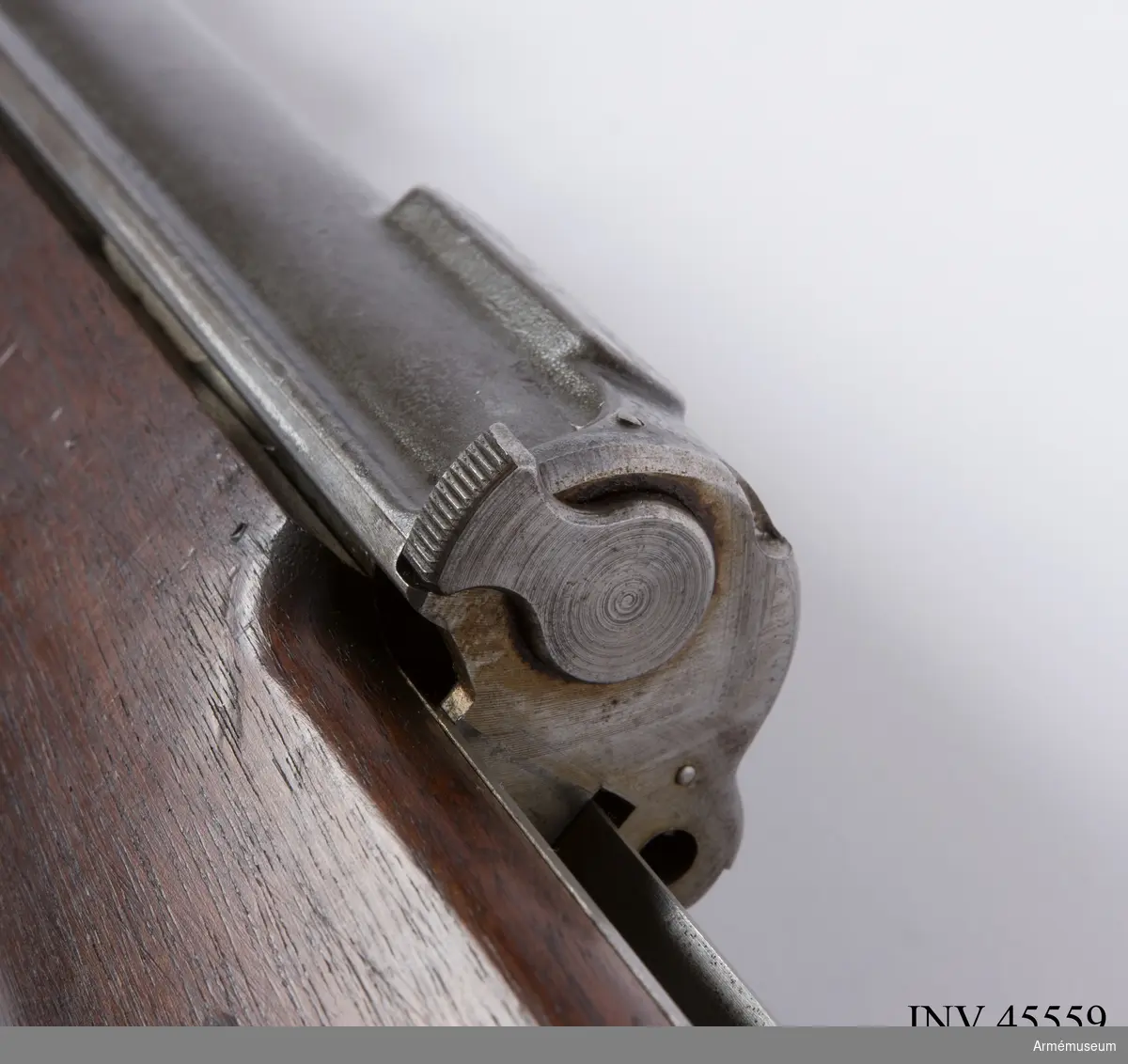 Försöksmodell med plats för 6 patroner i magasinet.

Enligt kinesiska gästers tolkning står på pipan "Arméns vapen- tillverknings verkstad i Hanyang"./1984-12-17 EW.

På baksidan av bilagan står antecknat med blyerts: "Uppfinnare: Liu Tsching En, generalmajor i Kinesiska armén,  Hanyang arsenal. Gevärsfaktori för tillverkning av 100 gevär om dagen med alla  tillhörande maskiner etc. tillverkades 1914-17 av Pratt &  Whitney Machine Co, Hartford, Conn. Ingeniör A.E. Larsson, Edeskvarna, Lyckåsgård. Geväret hopsatt av provdelar direkt från maskinerna." 

I kolven rengöringsverktyg.

Geväret isärplockat och ihopsatt 2018-01-12 på Armémuseum i studiesyfte.