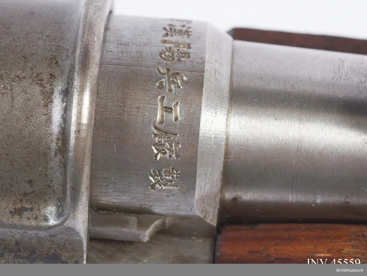 Försöksmodell med plats för 6 patroner i magasinet.

Enligt kinesiska gästers tolkning står på pipan "Arméns vapen- tillverknings verkstad i Hanyang"./1984-12-17 EW.

På baksidan av bilagan står antecknat med blyerts: "Uppfinnare: Liu Tsching En, generalmajor i Kinesiska armén,  Hanyang arsenal. Gevärsfaktori för tillverkning av 100 gevär om dagen med alla  tillhörande maskiner etc. tillverkades 1914-17 av Pratt &  Whitney Machine Co, Hartford, Conn. Ingeniör A.E. Larsson, Edeskvarna, Lyckåsgård. Geväret hopsatt av provdelar direkt från maskinerna." 

I kolven rengöringsverktyg.

Geväret isärplockat och ihopsatt 2018-01-12 på Armémuseum i studiesyfte.