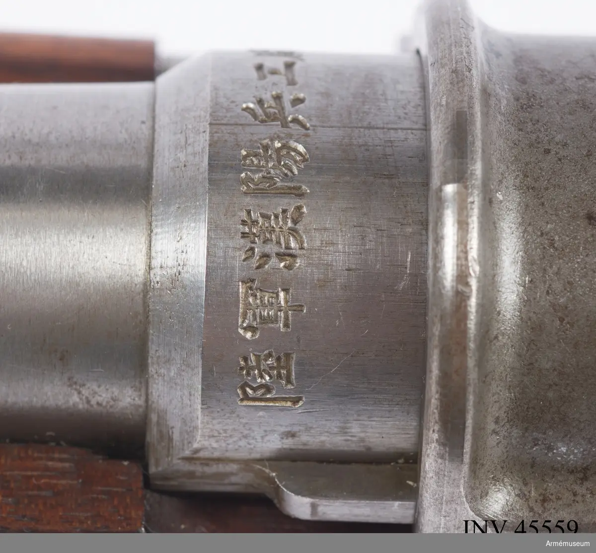 Försöksmodell med plats för 6 patroner i magasinet.

Enligt kinesiska gästers tolkning står på pipan "Arméns vapen- tillverknings verkstad i Hanyang"./1984-12-17 EW.

På baksidan av bilagan står antecknat med blyerts: "Uppfinnare: Liu Tsching En, generalmajor i Kinesiska armén,  Hanyang arsenal. Gevärsfaktori för tillverkning av 100 gevär om dagen med alla  tillhörande maskiner etc. tillverkades 1914-17 av Pratt &  Whitney Machine Co, Hartford, Conn. Ingeniör A.E. Larsson, Edeskvarna, Lyckåsgård. Geväret hopsatt av provdelar direkt från maskinerna." 

I kolven rengöringsverktyg.

Geväret isärplockat och ihopsatt 2018-01-12 på Armémuseum i studiesyfte.