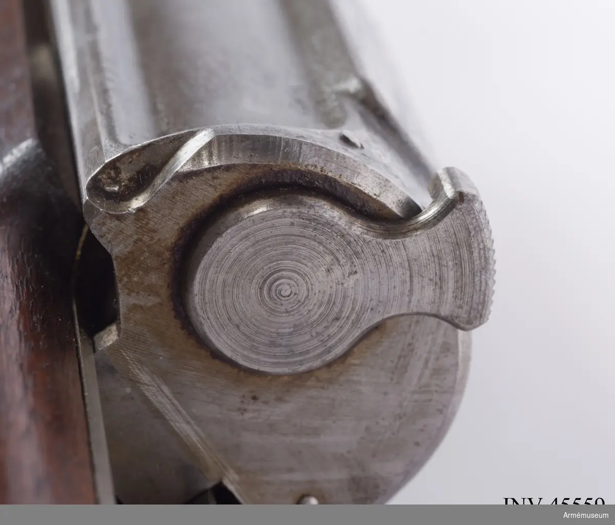 Försöksmodell med plats för 6 patroner i magasinet.

Enligt kinesiska gästers tolkning står på pipan "Arméns vapen- tillverknings verkstad i Hanyang"./1984-12-17 EW.

På baksidan av bilagan står antecknat med blyerts: "Uppfinnare: Liu Tsching En, generalmajor i Kinesiska armén,  Hanyang arsenal. Gevärsfaktori för tillverkning av 100 gevär om dagen med alla  tillhörande maskiner etc. tillverkades 1914-17 av Pratt &  Whitney Machine Co, Hartford, Conn. Ingeniör A.E. Larsson, Edeskvarna, Lyckåsgård. Geväret hopsatt av provdelar direkt från maskinerna." 

I kolven rengöringsverktyg.

Geväret isärplockat och ihopsatt 2018-01-12 på Armémuseum i studiesyfte.