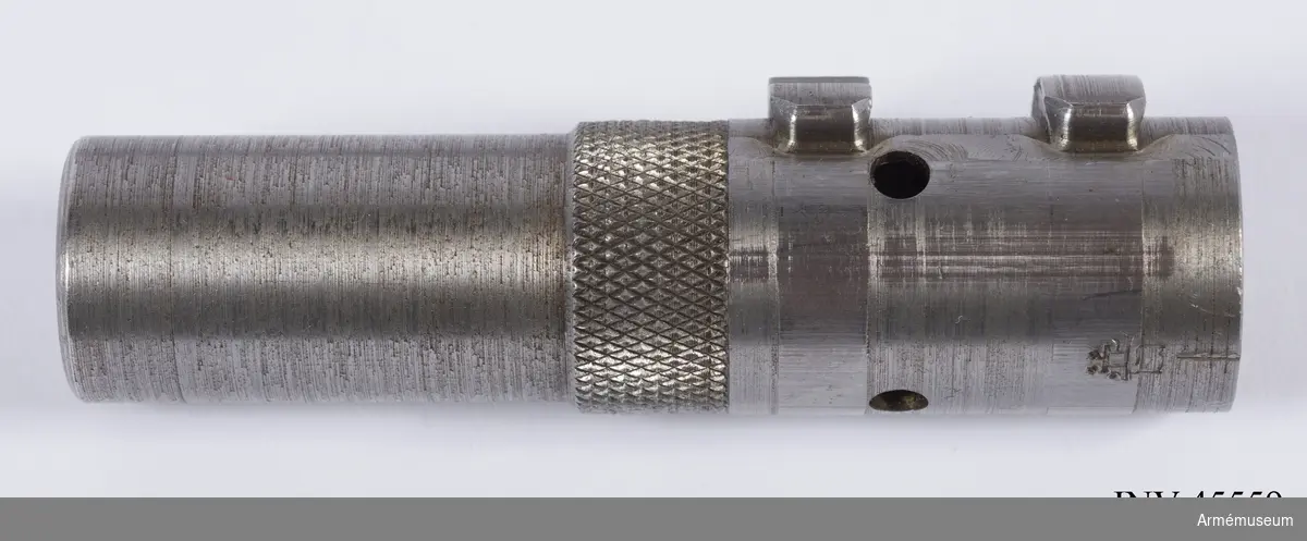 Försöksmodell med plats för 6 patroner i magasinet.

Enligt kinesiska gästers tolkning står på pipan "Arméns vapen- tillverknings verkstad i Hanyang"./1984-12-17 EW.

På baksidan av bilagan står antecknat med blyerts: "Uppfinnare: Liu Tsching En, generalmajor i Kinesiska armén,  Hanyang arsenal. Gevärsfaktori för tillverkning av 100 gevär om dagen med alla  tillhörande maskiner etc. tillverkades 1914-17 av Pratt &  Whitney Machine Co, Hartford, Conn. Ingeniör A.E. Larsson, Edeskvarna, Lyckåsgård. Geväret hopsatt av provdelar direkt från maskinerna." 

I kolven rengöringsverktyg.

Geväret isärplockat och ihopsatt 2018-01-12 på Armémuseum i studiesyfte.