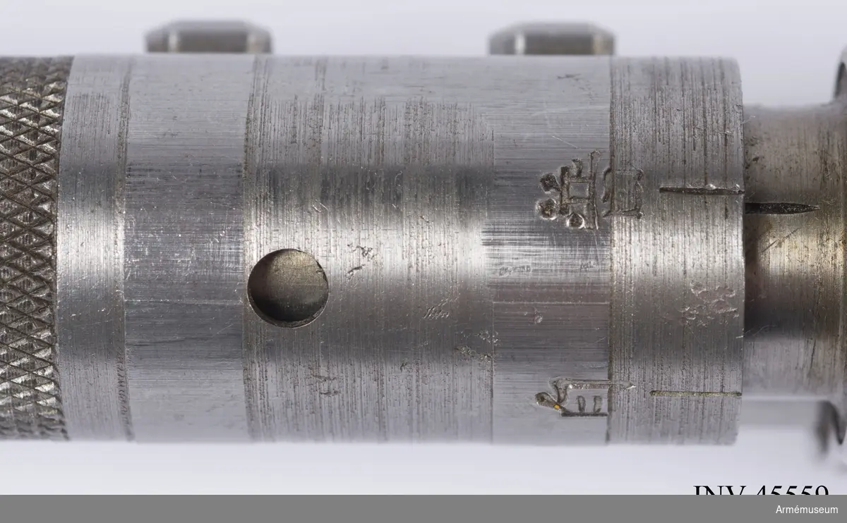 Försöksmodell med plats för 6 patroner i magasinet.

Enligt kinesiska gästers tolkning står på pipan "Arméns vapen- tillverknings verkstad i Hanyang"./1984-12-17 EW.

På baksidan av bilagan står antecknat med blyerts: "Uppfinnare: Liu Tsching En, generalmajor i Kinesiska armén,  Hanyang arsenal. Gevärsfaktori för tillverkning av 100 gevär om dagen med alla  tillhörande maskiner etc. tillverkades 1914-17 av Pratt &  Whitney Machine Co, Hartford, Conn. Ingeniör A.E. Larsson, Edeskvarna, Lyckåsgård. Geväret hopsatt av provdelar direkt från maskinerna." 

I kolven rengöringsverktyg.

Geväret isärplockat och ihopsatt 2018-01-12 på Armémuseum i studiesyfte.