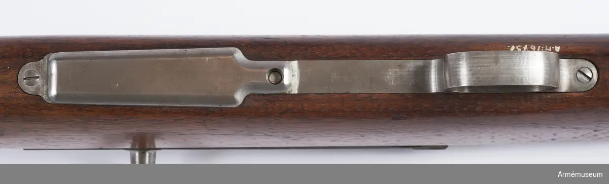 Försöksmodell med plats för 6 patroner i magasinet.

Enligt kinesiska gästers tolkning står på pipan "Arméns vapen- tillverknings verkstad i Hanyang"./1984-12-17 EW.

På baksidan av bilagan står antecknat med blyerts: "Uppfinnare: Liu Tsching En, generalmajor i Kinesiska armén,  Hanyang arsenal. Gevärsfaktori för tillverkning av 100 gevär om dagen med alla  tillhörande maskiner etc. tillverkades 1914-17 av Pratt &  Whitney Machine Co, Hartford, Conn. Ingeniör A.E. Larsson, Edeskvarna, Lyckåsgård. Geväret hopsatt av provdelar direkt från maskinerna." 

I kolven rengöringsverktyg.

Geväret isärplockat och ihopsatt 2018-01-12 på Armémuseum i studiesyfte.