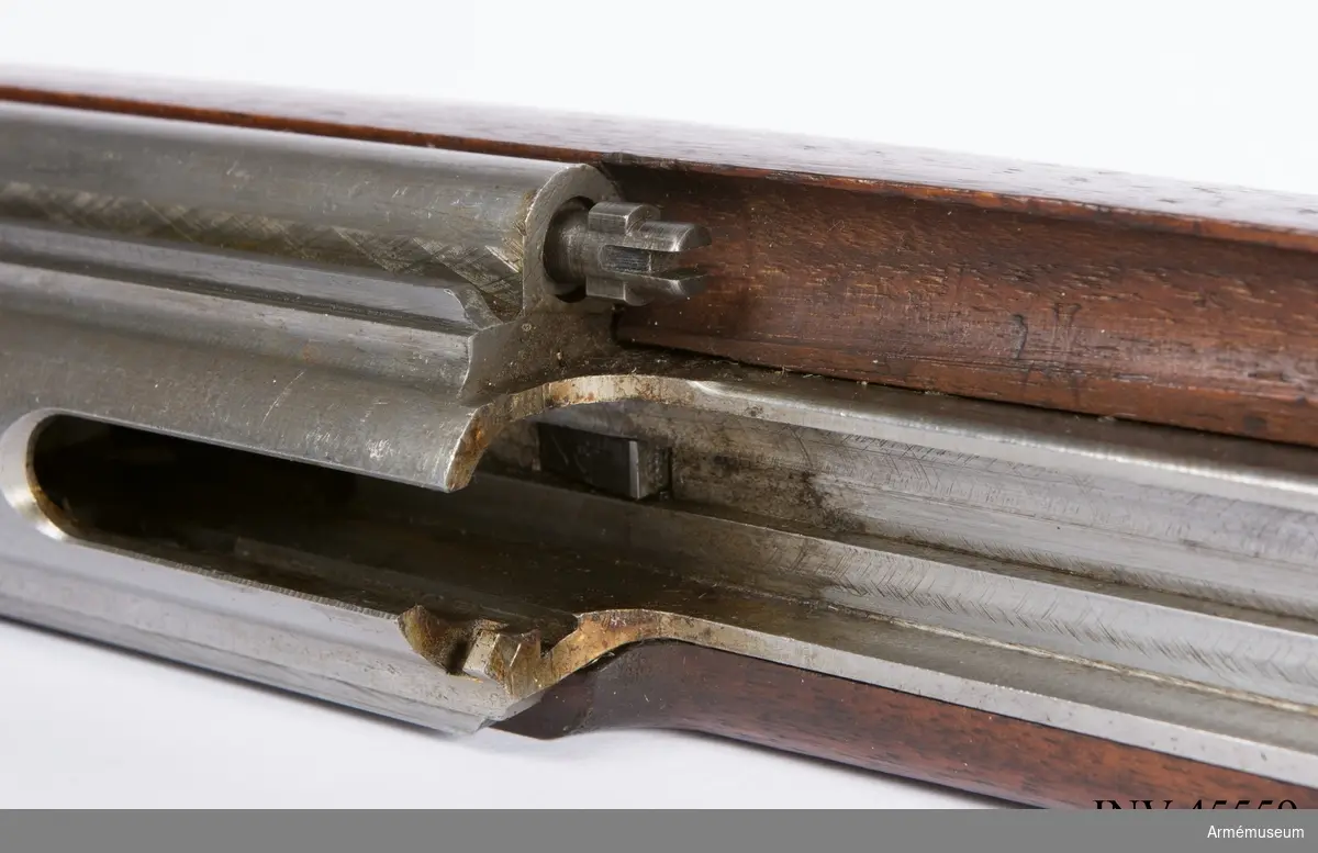 Försöksmodell med plats för 6 patroner i magasinet.

Enligt kinesiska gästers tolkning står på pipan "Arméns vapen- tillverknings verkstad i Hanyang"./1984-12-17 EW.

På baksidan av bilagan står antecknat med blyerts: "Uppfinnare: Liu Tsching En, generalmajor i Kinesiska armén,  Hanyang arsenal. Gevärsfaktori för tillverkning av 100 gevär om dagen med alla  tillhörande maskiner etc. tillverkades 1914-17 av Pratt &  Whitney Machine Co, Hartford, Conn. Ingeniör A.E. Larsson, Edeskvarna, Lyckåsgård. Geväret hopsatt av provdelar direkt från maskinerna." 

I kolven rengöringsverktyg.

Geväret isärplockat och ihopsatt 2018-01-12 på Armémuseum i studiesyfte.