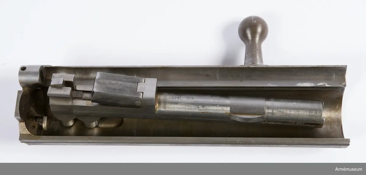 Försöksmodell med plats för 6 patroner i magasinet.

Enligt kinesiska gästers tolkning står på pipan "Arméns vapen- tillverknings verkstad i Hanyang"./1984-12-17 EW.

På baksidan av bilagan står antecknat med blyerts: "Uppfinnare: Liu Tsching En, generalmajor i Kinesiska armén,  Hanyang arsenal. Gevärsfaktori för tillverkning av 100 gevär om dagen med alla  tillhörande maskiner etc. tillverkades 1914-17 av Pratt &  Whitney Machine Co, Hartford, Conn. Ingeniör A.E. Larsson, Edeskvarna, Lyckåsgård. Geväret hopsatt av provdelar direkt från maskinerna." 

I kolven rengöringsverktyg.

Geväret isärplockat och ihopsatt 2018-01-12 på Armémuseum i studiesyfte.