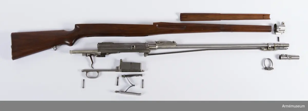 Försöksmodell med plats för 6 patroner i magasinet.

Enligt kinesiska gästers tolkning står på pipan "Arméns vapen- tillverknings verkstad i Hanyang"./1984-12-17 EW.

På baksidan av bilagan står antecknat med blyerts: "Uppfinnare: Liu Tsching En, generalmajor i Kinesiska armén,  Hanyang arsenal. Gevärsfaktori för tillverkning av 100 gevär om dagen med alla  tillhörande maskiner etc. tillverkades 1914-17 av Pratt &  Whitney Machine Co, Hartford, Conn. Ingeniör A.E. Larsson, Edeskvarna, Lyckåsgård. Geväret hopsatt av provdelar direkt från maskinerna." 

I kolven rengöringsverktyg.

Geväret isärplockat och ihopsatt 2018-01-12 på Armémuseum i studiesyfte.