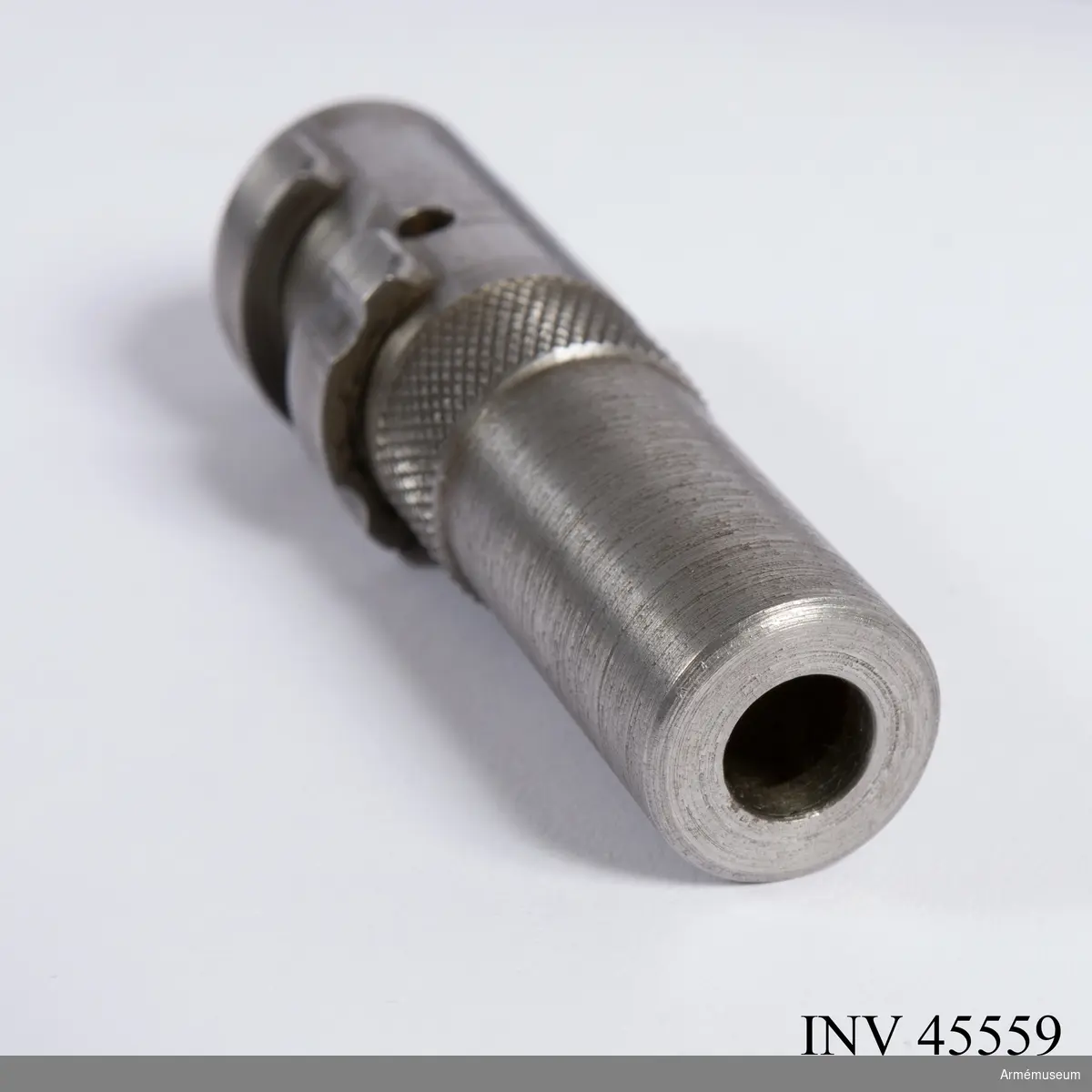 Försöksmodell med plats för 6 patroner i magasinet.

Enligt kinesiska gästers tolkning står på pipan "Arméns vapen- tillverknings verkstad i Hanyang"./1984-12-17 EW.

På baksidan av bilagan står antecknat med blyerts: "Uppfinnare: Liu Tsching En, generalmajor i Kinesiska armén,  Hanyang arsenal. Gevärsfaktori för tillverkning av 100 gevär om dagen med alla  tillhörande maskiner etc. tillverkades 1914-17 av Pratt &  Whitney Machine Co, Hartford, Conn. Ingeniör A.E. Larsson, Edeskvarna, Lyckåsgård. Geväret hopsatt av provdelar direkt från maskinerna." 

I kolven rengöringsverktyg.

Geväret isärplockat och ihopsatt 2018-01-12 på Armémuseum i studiesyfte.