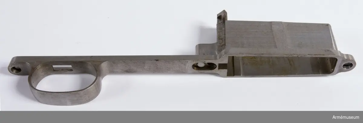 Försöksmodell med plats för 6 patroner i magasinet.

Enligt kinesiska gästers tolkning står på pipan "Arméns vapen- tillverknings verkstad i Hanyang"./1984-12-17 EW.

På baksidan av bilagan står antecknat med blyerts: "Uppfinnare: Liu Tsching En, generalmajor i Kinesiska armén,  Hanyang arsenal. Gevärsfaktori för tillverkning av 100 gevär om dagen med alla  tillhörande maskiner etc. tillverkades 1914-17 av Pratt &  Whitney Machine Co, Hartford, Conn. Ingeniör A.E. Larsson, Edeskvarna, Lyckåsgård. Geväret hopsatt av provdelar direkt från maskinerna." 

I kolven rengöringsverktyg.

Geväret isärplockat och ihopsatt 2018-01-12 på Armémuseum i studiesyfte.