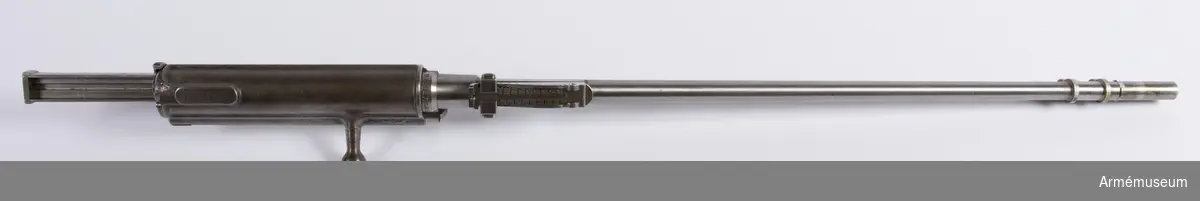 Försöksmodell med plats för 6 patroner i magasinet.

Enligt kinesiska gästers tolkning står på pipan "Arméns vapen- tillverknings verkstad i Hanyang"./1984-12-17 EW.

På baksidan av bilagan står antecknat med blyerts: "Uppfinnare: Liu Tsching En, generalmajor i Kinesiska armén,  Hanyang arsenal. Gevärsfaktori för tillverkning av 100 gevär om dagen med alla  tillhörande maskiner etc. tillverkades 1914-17 av Pratt &  Whitney Machine Co, Hartford, Conn. Ingeniör A.E. Larsson, Edeskvarna, Lyckåsgård. Geväret hopsatt av provdelar direkt från maskinerna." 

I kolven rengöringsverktyg.

Geväret isärplockat och ihopsatt 2018-01-12 på Armémuseum i studiesyfte.