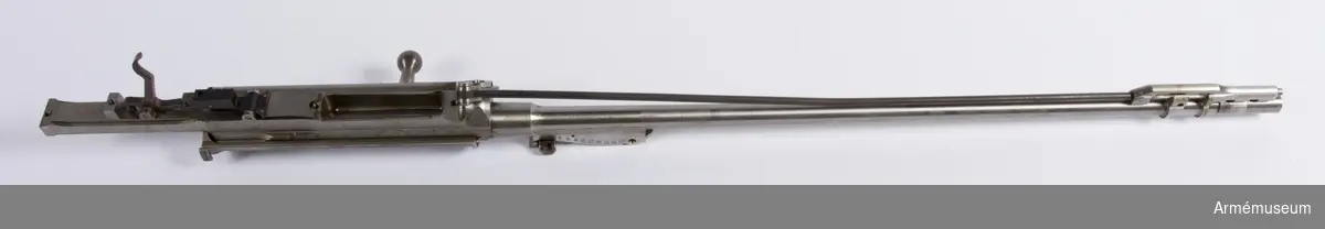 Försöksmodell med plats för 6 patroner i magasinet.

Enligt kinesiska gästers tolkning står på pipan "Arméns vapen- tillverknings verkstad i Hanyang"./1984-12-17 EW.

På baksidan av bilagan står antecknat med blyerts: "Uppfinnare: Liu Tsching En, generalmajor i Kinesiska armén,  Hanyang arsenal. Gevärsfaktori för tillverkning av 100 gevär om dagen med alla  tillhörande maskiner etc. tillverkades 1914-17 av Pratt &  Whitney Machine Co, Hartford, Conn. Ingeniör A.E. Larsson, Edeskvarna, Lyckåsgård. Geväret hopsatt av provdelar direkt från maskinerna." 

I kolven rengöringsverktyg.

Geväret isärplockat och ihopsatt 2018-01-12 på Armémuseum i studiesyfte.