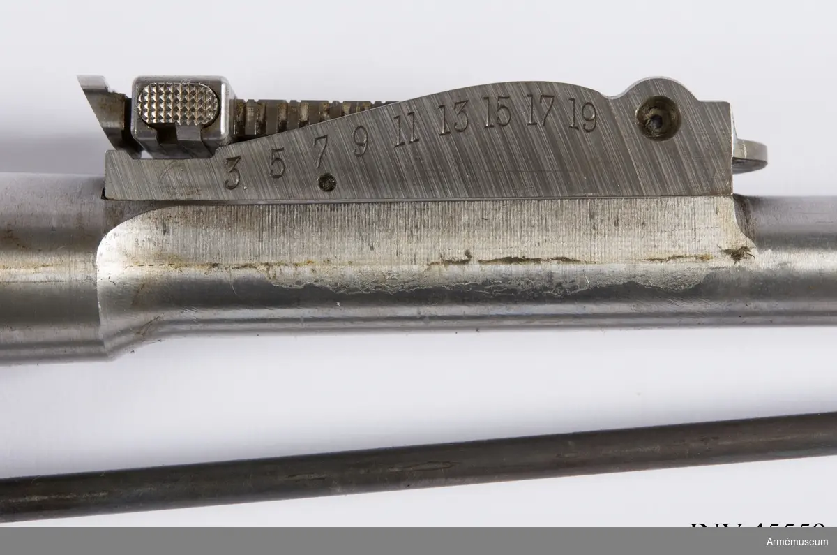 Försöksmodell med plats för 6 patroner i magasinet.

Enligt kinesiska gästers tolkning står på pipan "Arméns vapen- tillverknings verkstad i Hanyang"./1984-12-17 EW.

På baksidan av bilagan står antecknat med blyerts: "Uppfinnare: Liu Tsching En, generalmajor i Kinesiska armén,  Hanyang arsenal. Gevärsfaktori för tillverkning av 100 gevär om dagen med alla  tillhörande maskiner etc. tillverkades 1914-17 av Pratt &  Whitney Machine Co, Hartford, Conn. Ingeniör A.E. Larsson, Edeskvarna, Lyckåsgård. Geväret hopsatt av provdelar direkt från maskinerna." 

I kolven rengöringsverktyg.

Geväret isärplockat och ihopsatt 2018-01-12 på Armémuseum i studiesyfte.