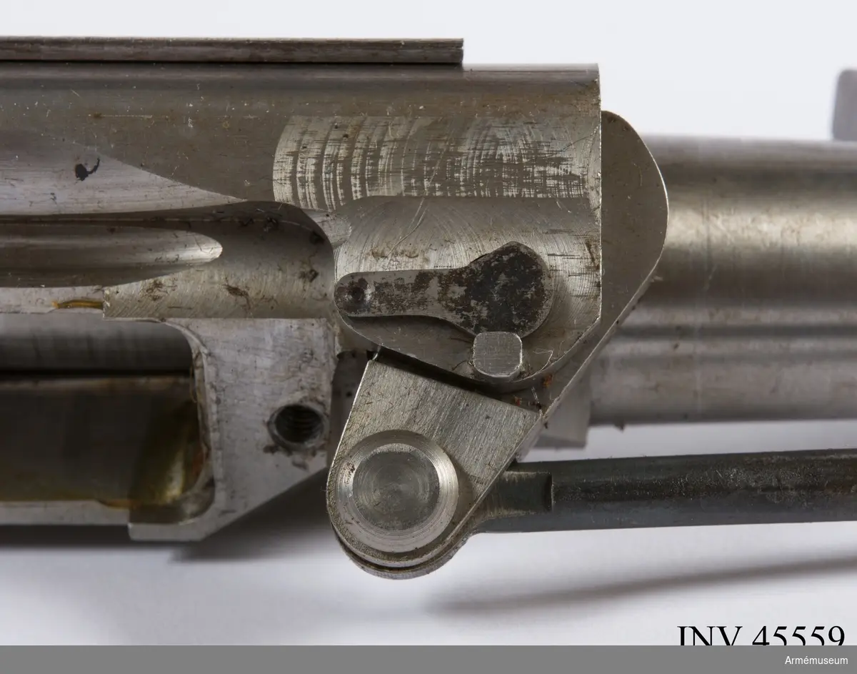 Försöksmodell med plats för 6 patroner i magasinet.

Enligt kinesiska gästers tolkning står på pipan "Arméns vapen- tillverknings verkstad i Hanyang"./1984-12-17 EW.

På baksidan av bilagan står antecknat med blyerts: "Uppfinnare: Liu Tsching En, generalmajor i Kinesiska armén,  Hanyang arsenal. Gevärsfaktori för tillverkning av 100 gevär om dagen med alla  tillhörande maskiner etc. tillverkades 1914-17 av Pratt &  Whitney Machine Co, Hartford, Conn. Ingeniör A.E. Larsson, Edeskvarna, Lyckåsgård. Geväret hopsatt av provdelar direkt från maskinerna." 

I kolven rengöringsverktyg.

Geväret isärplockat och ihopsatt 2018-01-12 på Armémuseum i studiesyfte.