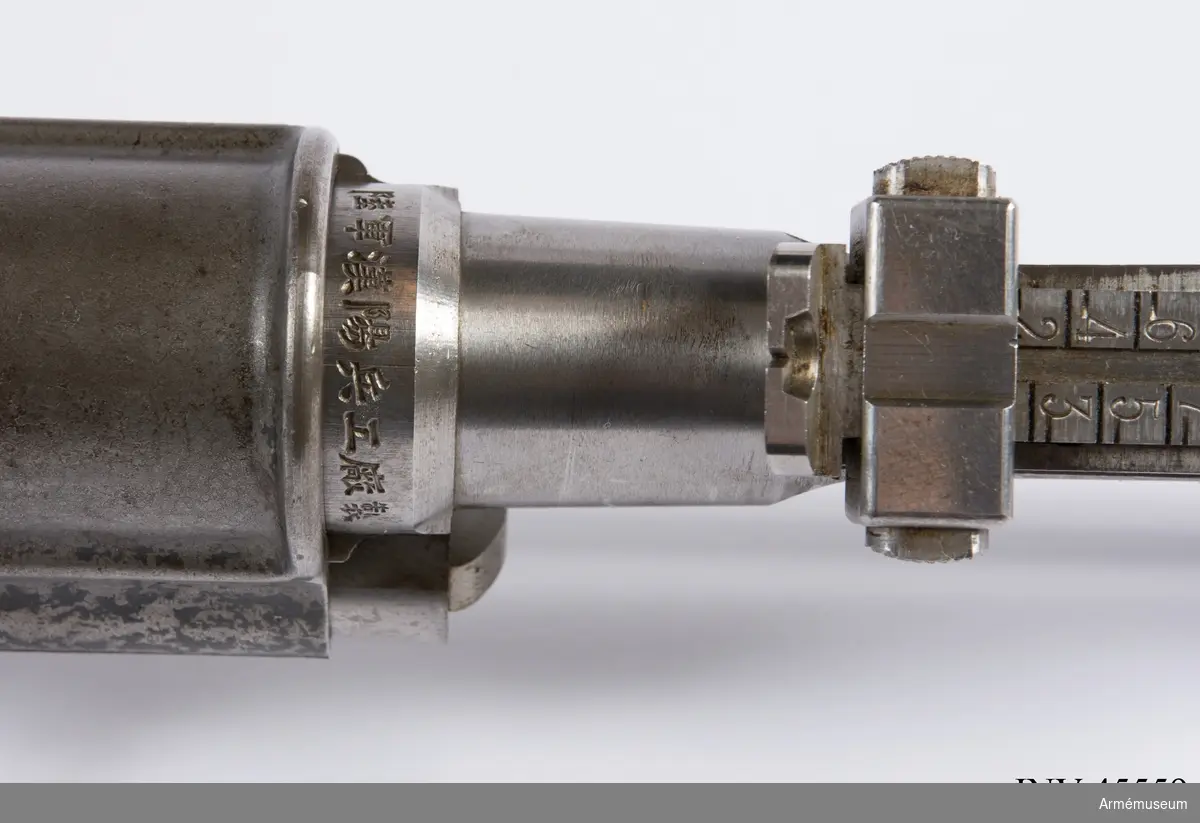 Försöksmodell med plats för 6 patroner i magasinet.

Enligt kinesiska gästers tolkning står på pipan "Arméns vapen- tillverknings verkstad i Hanyang"./1984-12-17 EW.

På baksidan av bilagan står antecknat med blyerts: "Uppfinnare: Liu Tsching En, generalmajor i Kinesiska armén,  Hanyang arsenal. Gevärsfaktori för tillverkning av 100 gevär om dagen med alla  tillhörande maskiner etc. tillverkades 1914-17 av Pratt &  Whitney Machine Co, Hartford, Conn. Ingeniör A.E. Larsson, Edeskvarna, Lyckåsgård. Geväret hopsatt av provdelar direkt från maskinerna." 

I kolven rengöringsverktyg.

Geväret isärplockat och ihopsatt 2018-01-12 på Armémuseum i studiesyfte.