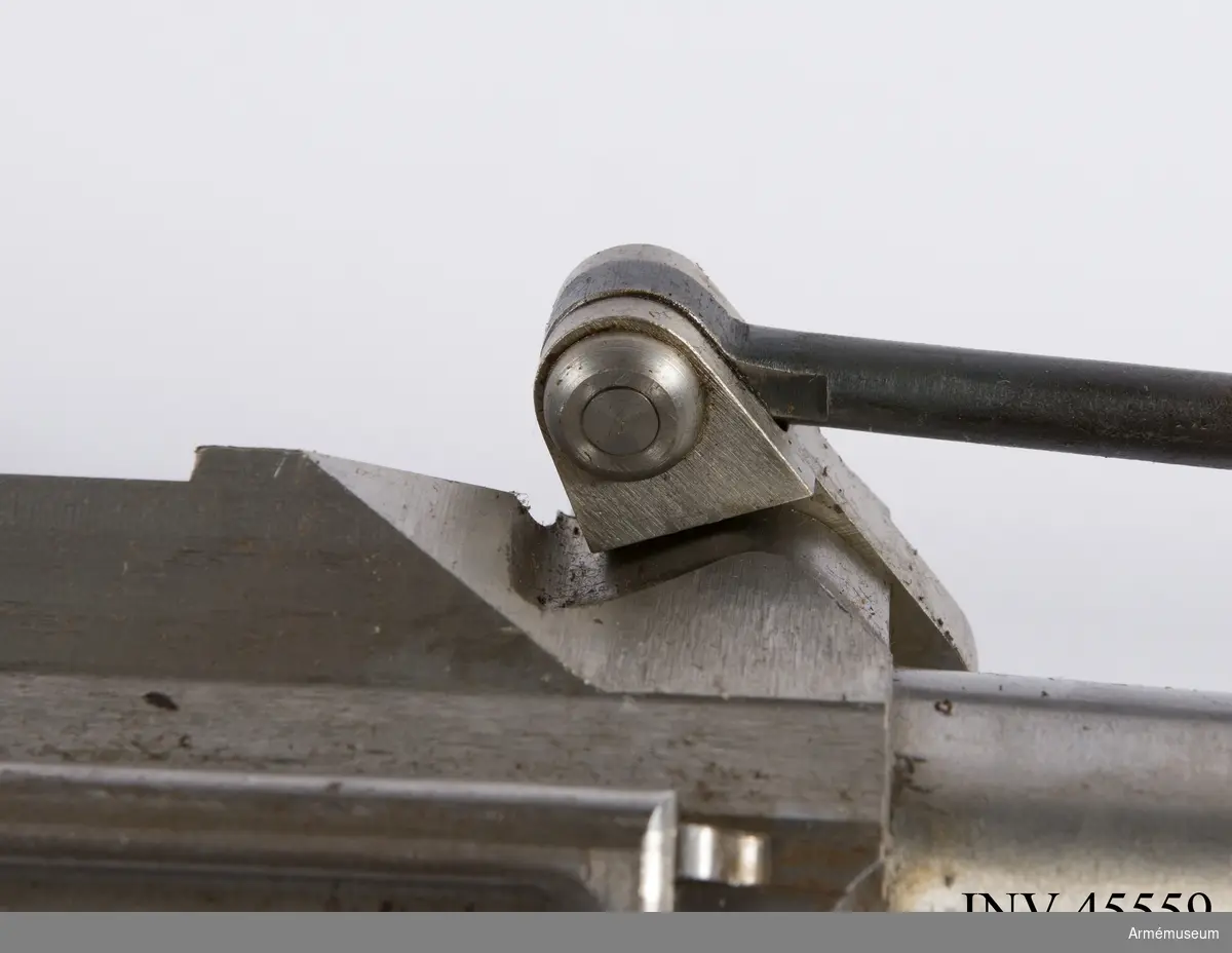 Försöksmodell med plats för 6 patroner i magasinet.

Enligt kinesiska gästers tolkning står på pipan "Arméns vapen- tillverknings verkstad i Hanyang"./1984-12-17 EW.

På baksidan av bilagan står antecknat med blyerts: "Uppfinnare: Liu Tsching En, generalmajor i Kinesiska armén,  Hanyang arsenal. Gevärsfaktori för tillverkning av 100 gevär om dagen med alla  tillhörande maskiner etc. tillverkades 1914-17 av Pratt &  Whitney Machine Co, Hartford, Conn. Ingeniör A.E. Larsson, Edeskvarna, Lyckåsgård. Geväret hopsatt av provdelar direkt från maskinerna." 

I kolven rengöringsverktyg.

Geväret isärplockat och ihopsatt 2018-01-12 på Armémuseum i studiesyfte.