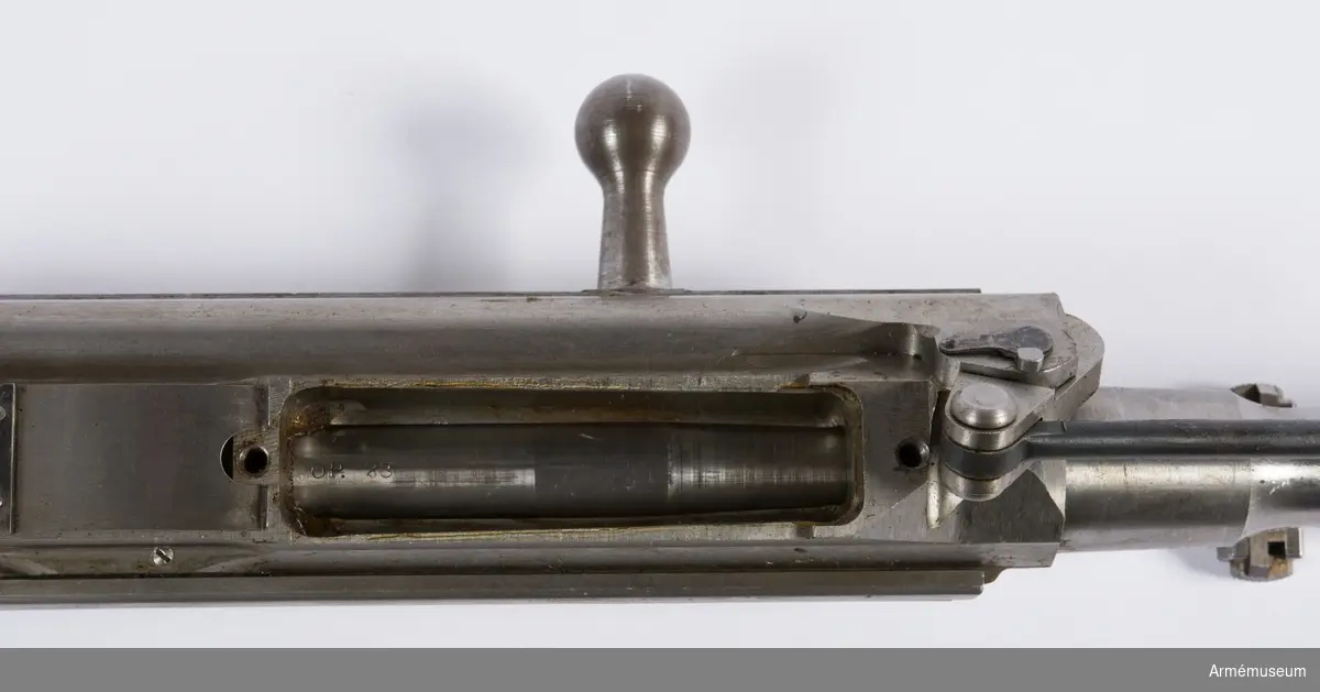 Försöksmodell med plats för 6 patroner i magasinet.

Enligt kinesiska gästers tolkning står på pipan "Arméns vapen- tillverknings verkstad i Hanyang"./1984-12-17 EW.

På baksidan av bilagan står antecknat med blyerts: "Uppfinnare: Liu Tsching En, generalmajor i Kinesiska armén,  Hanyang arsenal. Gevärsfaktori för tillverkning av 100 gevär om dagen med alla  tillhörande maskiner etc. tillverkades 1914-17 av Pratt &  Whitney Machine Co, Hartford, Conn. Ingeniör A.E. Larsson, Edeskvarna, Lyckåsgård. Geväret hopsatt av provdelar direkt från maskinerna." 

I kolven rengöringsverktyg.

Geväret isärplockat och ihopsatt 2018-01-12 på Armémuseum i studiesyfte.