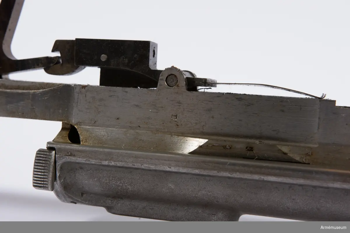 Försöksmodell med plats för 6 patroner i magasinet.

Enligt kinesiska gästers tolkning står på pipan "Arméns vapen- tillverknings verkstad i Hanyang"./1984-12-17 EW.

På baksidan av bilagan står antecknat med blyerts: "Uppfinnare: Liu Tsching En, generalmajor i Kinesiska armén,  Hanyang arsenal. Gevärsfaktori för tillverkning av 100 gevär om dagen med alla  tillhörande maskiner etc. tillverkades 1914-17 av Pratt &  Whitney Machine Co, Hartford, Conn. Ingeniör A.E. Larsson, Edeskvarna, Lyckåsgård. Geväret hopsatt av provdelar direkt från maskinerna." 

I kolven rengöringsverktyg.

Geväret isärplockat och ihopsatt 2018-01-12 på Armémuseum i studiesyfte.