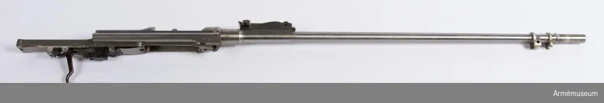 Försöksmodell med plats för 6 patroner i magasinet.

Enligt kinesiska gästers tolkning står på pipan "Arméns vapen- tillverknings verkstad i Hanyang"./1984-12-17 EW.

På baksidan av bilagan står antecknat med blyerts: "Uppfinnare: Liu Tsching En, generalmajor i Kinesiska armén,  Hanyang arsenal. Gevärsfaktori för tillverkning av 100 gevär om dagen med alla  tillhörande maskiner etc. tillverkades 1914-17 av Pratt &  Whitney Machine Co, Hartford, Conn. Ingeniör A.E. Larsson, Edeskvarna, Lyckåsgård. Geväret hopsatt av provdelar direkt från maskinerna." 

I kolven rengöringsverktyg.

Geväret isärplockat och ihopsatt 2018-01-12 på Armémuseum i studiesyfte.