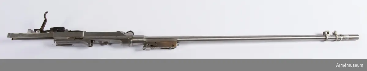 Försöksmodell med plats för 6 patroner i magasinet.

Enligt kinesiska gästers tolkning står på pipan "Arméns vapen- tillverknings verkstad i Hanyang"./1984-12-17 EW.

På baksidan av bilagan står antecknat med blyerts: "Uppfinnare: Liu Tsching En, generalmajor i Kinesiska armén,  Hanyang arsenal. Gevärsfaktori för tillverkning av 100 gevär om dagen med alla  tillhörande maskiner etc. tillverkades 1914-17 av Pratt &  Whitney Machine Co, Hartford, Conn. Ingeniör A.E. Larsson, Edeskvarna, Lyckåsgård. Geväret hopsatt av provdelar direkt från maskinerna." 

I kolven rengöringsverktyg.

Geväret isärplockat och ihopsatt 2018-01-12 på Armémuseum i studiesyfte.