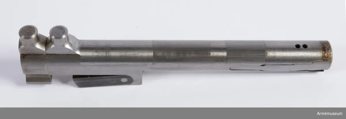 Försöksmodell med plats för 6 patroner i magasinet.

Enligt kinesiska gästers tolkning står på pipan "Arméns vapen- tillverknings verkstad i Hanyang"./1984-12-17 EW.

På baksidan av bilagan står antecknat med blyerts: "Uppfinnare: Liu Tsching En, generalmajor i Kinesiska armén,  Hanyang arsenal. Gevärsfaktori för tillverkning av 100 gevär om dagen med alla  tillhörande maskiner etc. tillverkades 1914-17 av Pratt &  Whitney Machine Co, Hartford, Conn. Ingeniör A.E. Larsson, Edeskvarna, Lyckåsgård. Geväret hopsatt av provdelar direkt från maskinerna." 

I kolven rengöringsverktyg.

Geväret isärplockat och ihopsatt 2018-01-12 på Armémuseum i studiesyfte.