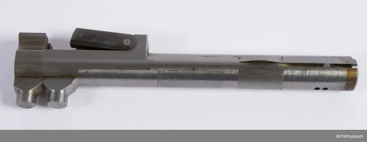 Försöksmodell med plats för 6 patroner i magasinet.

Enligt kinesiska gästers tolkning står på pipan "Arméns vapen- tillverknings verkstad i Hanyang"./1984-12-17 EW.

På baksidan av bilagan står antecknat med blyerts: "Uppfinnare: Liu Tsching En, generalmajor i Kinesiska armén,  Hanyang arsenal. Gevärsfaktori för tillverkning av 100 gevär om dagen med alla  tillhörande maskiner etc. tillverkades 1914-17 av Pratt &  Whitney Machine Co, Hartford, Conn. Ingeniör A.E. Larsson, Edeskvarna, Lyckåsgård. Geväret hopsatt av provdelar direkt från maskinerna." 

I kolven rengöringsverktyg.

Geväret isärplockat och ihopsatt 2018-01-12 på Armémuseum i studiesyfte.