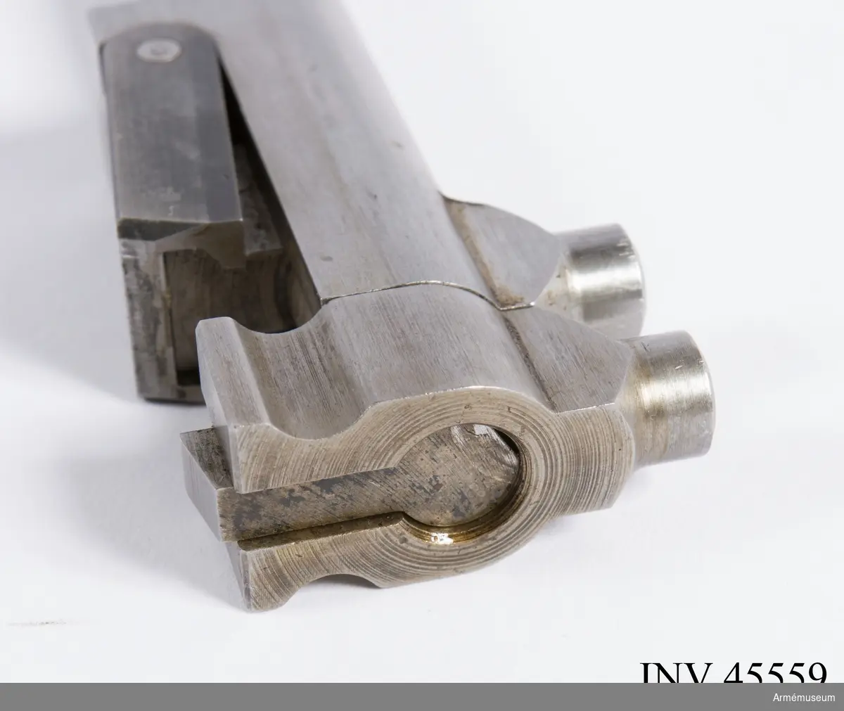 Försöksmodell med plats för 6 patroner i magasinet.

Enligt kinesiska gästers tolkning står på pipan "Arméns vapen- tillverknings verkstad i Hanyang"./1984-12-17 EW.

På baksidan av bilagan står antecknat med blyerts: "Uppfinnare: Liu Tsching En, generalmajor i Kinesiska armén,  Hanyang arsenal. Gevärsfaktori för tillverkning av 100 gevär om dagen med alla  tillhörande maskiner etc. tillverkades 1914-17 av Pratt &  Whitney Machine Co, Hartford, Conn. Ingeniör A.E. Larsson, Edeskvarna, Lyckåsgård. Geväret hopsatt av provdelar direkt från maskinerna." 

I kolven rengöringsverktyg.

Geväret isärplockat och ihopsatt 2018-01-12 på Armémuseum i studiesyfte.