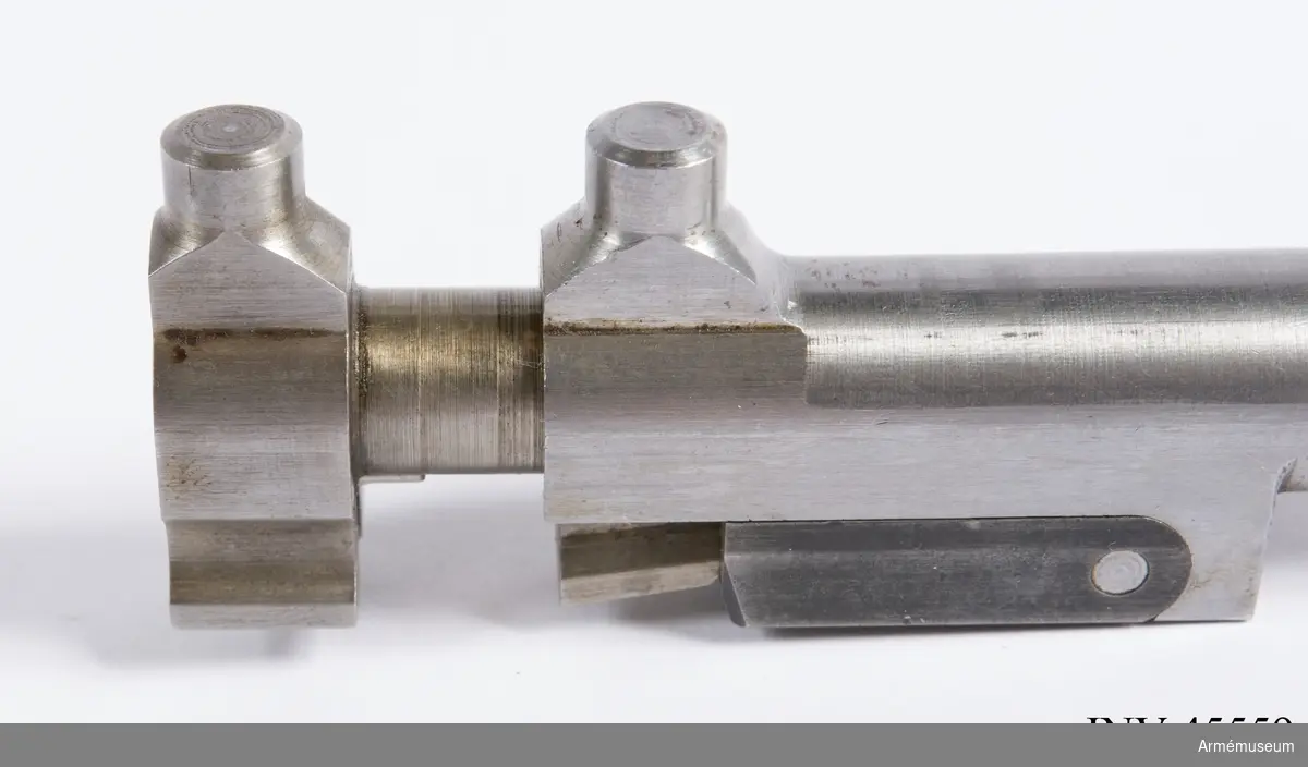 Försöksmodell med plats för 6 patroner i magasinet.

Enligt kinesiska gästers tolkning står på pipan "Arméns vapen- tillverknings verkstad i Hanyang"./1984-12-17 EW.

På baksidan av bilagan står antecknat med blyerts: "Uppfinnare: Liu Tsching En, generalmajor i Kinesiska armén,  Hanyang arsenal. Gevärsfaktori för tillverkning av 100 gevär om dagen med alla  tillhörande maskiner etc. tillverkades 1914-17 av Pratt &  Whitney Machine Co, Hartford, Conn. Ingeniör A.E. Larsson, Edeskvarna, Lyckåsgård. Geväret hopsatt av provdelar direkt från maskinerna." 

I kolven rengöringsverktyg.

Geväret isärplockat och ihopsatt 2018-01-12 på Armémuseum i studiesyfte.