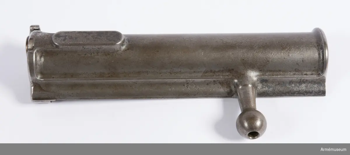 Försöksmodell med plats för 6 patroner i magasinet.

Enligt kinesiska gästers tolkning står på pipan "Arméns vapen- tillverknings verkstad i Hanyang"./1984-12-17 EW.

På baksidan av bilagan står antecknat med blyerts: "Uppfinnare: Liu Tsching En, generalmajor i Kinesiska armén,  Hanyang arsenal. Gevärsfaktori för tillverkning av 100 gevär om dagen med alla  tillhörande maskiner etc. tillverkades 1914-17 av Pratt &  Whitney Machine Co, Hartford, Conn. Ingeniör A.E. Larsson, Edeskvarna, Lyckåsgård. Geväret hopsatt av provdelar direkt från maskinerna." 

I kolven rengöringsverktyg.

Geväret isärplockat och ihopsatt 2018-01-12 på Armémuseum i studiesyfte.