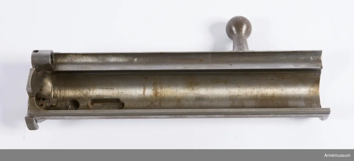 Försöksmodell med plats för 6 patroner i magasinet.

Enligt kinesiska gästers tolkning står på pipan "Arméns vapen- tillverknings verkstad i Hanyang"./1984-12-17 EW.

På baksidan av bilagan står antecknat med blyerts: "Uppfinnare: Liu Tsching En, generalmajor i Kinesiska armén,  Hanyang arsenal. Gevärsfaktori för tillverkning av 100 gevär om dagen med alla  tillhörande maskiner etc. tillverkades 1914-17 av Pratt &  Whitney Machine Co, Hartford, Conn. Ingeniör A.E. Larsson, Edeskvarna, Lyckåsgård. Geväret hopsatt av provdelar direkt från maskinerna." 

I kolven rengöringsverktyg.

Geväret isärplockat och ihopsatt 2018-01-12 på Armémuseum i studiesyfte.