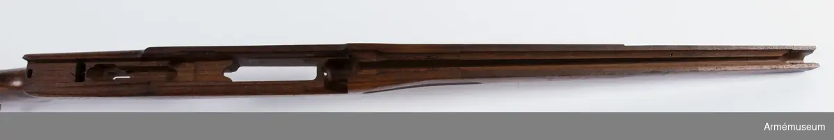 Försöksmodell med plats för 6 patroner i magasinet.

Enligt kinesiska gästers tolkning står på pipan "Arméns vapen- tillverknings verkstad i Hanyang"./1984-12-17 EW.

På baksidan av bilagan står antecknat med blyerts: "Uppfinnare: Liu Tsching En, generalmajor i Kinesiska armén,  Hanyang arsenal. Gevärsfaktori för tillverkning av 100 gevär om dagen med alla  tillhörande maskiner etc. tillverkades 1914-17 av Pratt &  Whitney Machine Co, Hartford, Conn. Ingeniör A.E. Larsson, Edeskvarna, Lyckåsgård. Geväret hopsatt av provdelar direkt från maskinerna." 

I kolven rengöringsverktyg.

Geväret isärplockat och ihopsatt 2018-01-12 på Armémuseum i studiesyfte.